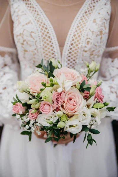 Белое Винтажное Свадебное Платье — стоковое фото