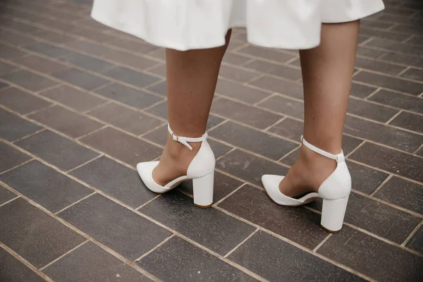 Zapatos Blancos Mujer Los Pies — Foto de Stock