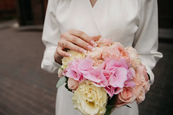 Zadbane Dłonie Pięknymi Paznokciami Tle Kwiatów — Zdjęcie stockowe