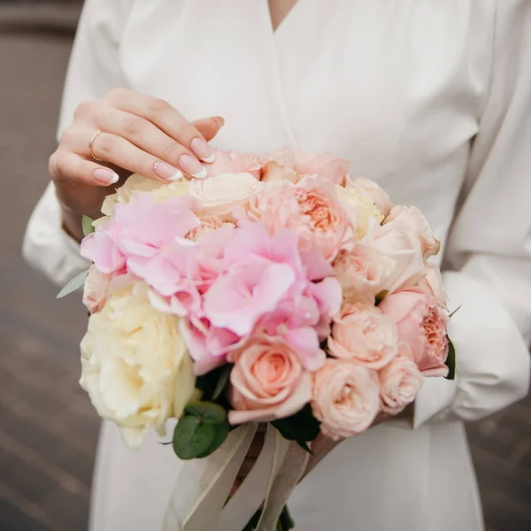 Goed Verzorgde Handen Met Mooie Nagels Een Achtergrond Van Bloemen — Stockfoto