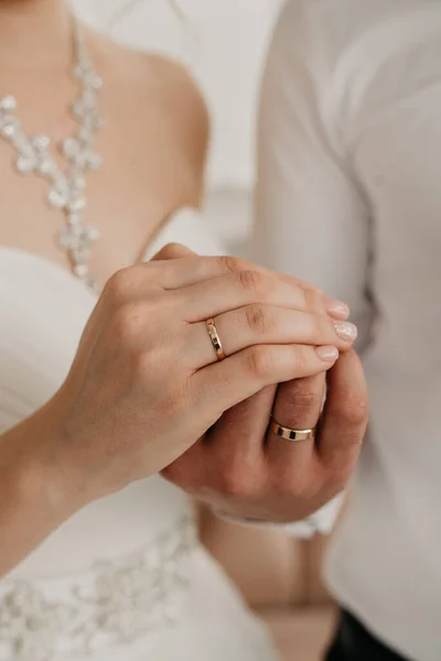 Hand Hand Romantischer Hintergrund Mit Ringen Umarmungen Von Liebenden — Stockfoto