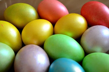 Çok renkli Paskalya yumurtalarının yakın çekimi