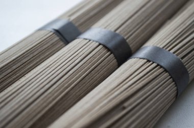 Beyaz arkaplanda soba eriştesi yığınını kapat