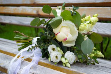 Bir bankta düğün buketini kapat.