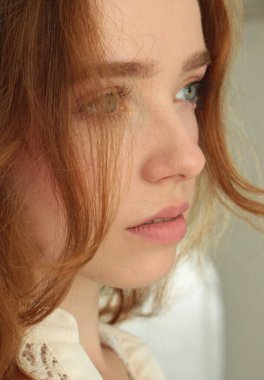 Güzel sarışın kız suratı. 