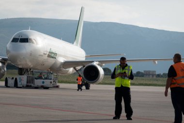 Berlin, Almanya - 30 Ekim 2021: Havaalanı pistinde bir zamanlar İtalya 'nın en büyük havayolu ve bayrak taşıyıcısı olan Alitalia' dan gelen uçak