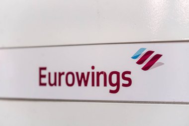 Catania, İtalya - 11 Mayıs 2019: Alman düşük maliyetli havayolu şirketi GmbH Eurowings 'in bayrağı