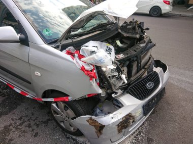 Berlin, Almanya - 29 Nisan 2019: Kia 'nın arabası hasar gördü ve hurdaya döndü.