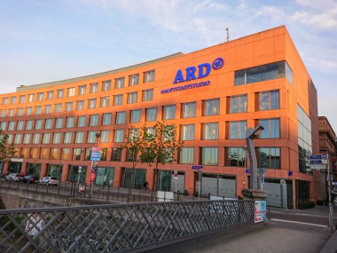 Berlin, Almanya - 12 Mayıs 2019: ARD-Hauptstadtstudio 'nun (ARD Capital Studio) dışı, Berlin Mitte' de bulunan televizyon stüdyosu, federal yayın kanalı ARD tarafından ortaklaşa işletilmektedir.