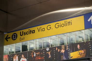 Roma, İtalya - 30 Ağustos 2020: Sarı çıkış işareti (İtalyanca: Uscita) Roma Terminali yakınlarındaki Giolitti caddesine