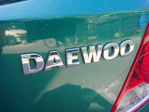 Berlim Alemanha Maio 2019 Emblema Daewoo Carro Verde Daewoo Também — Fotografia de Stock