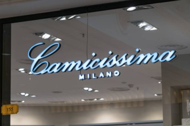 Roma, İtalya - 4 Eylül 2020: Camicissima mağazası tabelası, İtalyan erkek giyim ve gömlek markası