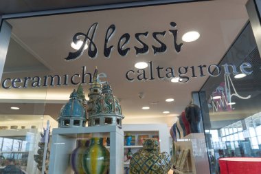 Catania, İtalya - 11 Mayıs 2019: Alessi Caltagirone mağazasının vitrininde dış tabela