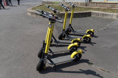 Prag, Çek Cumhuriyeti - 22 Temmuz 2020: Re.Volt e-scooter kiraladı