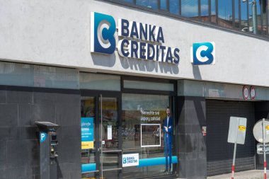 Prag, Çek Cumhuriyeti - 22 Temmuz 2020: Banka Creditas banka şubesi, perakende ve ticari bankacılık ürünleri ve hizmetleri sağlayan Çek bankası