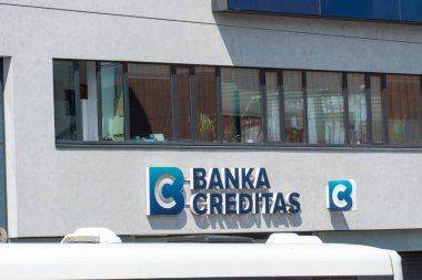 Prag, Çek Cumhuriyeti - 22 Temmuz 2020: Banka Creditas banka şubesi, perakende ve ticari bankacılık ürünleri ve hizmetleri sağlayan Çek bankası