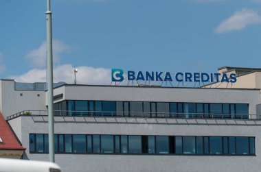Prag, Çek Cumhuriyeti - 22 Temmuz 2020: Banka Creditas banka şubesi, perakende ve ticari bankacılık ürünleri ve hizmetleri sağlayan Çek bankası