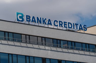 Prag, Çek Cumhuriyeti - 22 Temmuz 2020: Banka Creditas banka şubesi, perakende ve ticari bankacılık ürünleri ve hizmetleri sağlayan Çek bankası