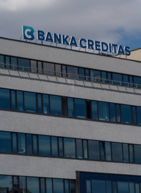 Prag, Çek Cumhuriyeti - 22 Temmuz 2020: Banka Creditas banka şubesi, perakende ve ticari bankacılık ürünleri ve hizmetleri sağlayan Çek bankası