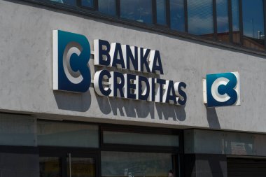 Prag, Çek Cumhuriyeti - 22 Temmuz 2020: Banka Creditas banka şubesi, perakende ve ticari bankacılık ürünleri ve hizmetleri sağlayan Çek bankası