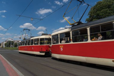 Prag, Çek Cumhuriyeti - 22 Temmuz 2020: Çek başkentinin merkezinde tramvay