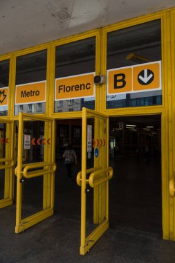 Prag, Çek Cumhuriyeti - 22 Temmuz 2020: Florenc Metro istasyonu, B ve C hatları ile şehrin merkez otobüs durağı arasındaki geçişi sağlıyor