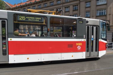 Prag, Çek Cumhuriyeti - 22 Temmuz 2020: Çek başkentinin merkezinde tramvay