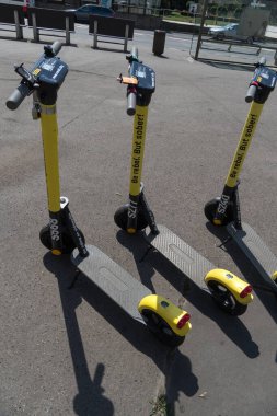 Prag, Çek Cumhuriyeti - 22 Temmuz 2020: Re.Volt e-scooter kiraladı