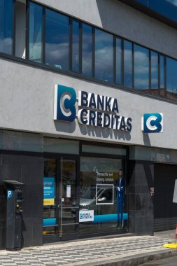 Prag, Çek Cumhuriyeti - 22 Temmuz 2020: Banka Creditas banka şubesi, perakende ve ticari bankacılık ürünleri ve hizmetleri sağlayan Çek bankası