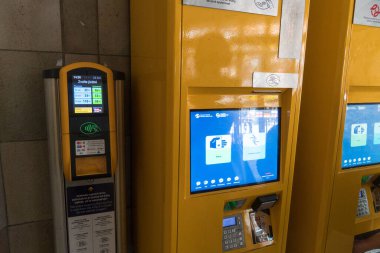 Prag, Çek Cumhuriyeti - 22 Temmuz 2020: Florenc metro istasyonunda otomatik bilet otomatı