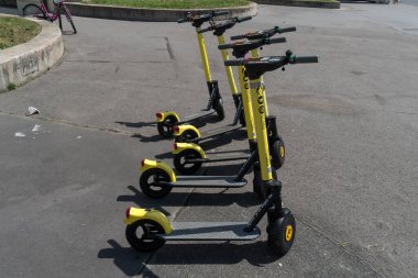 Prag, Çek Cumhuriyeti - 22 Temmuz 2020: Re.Volt e-scooter kiraladı