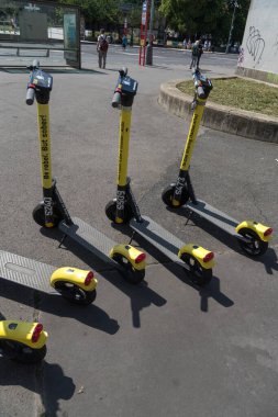 Prag, Çek Cumhuriyeti - 22 Temmuz 2020: Re.Volt e-scooter kiraladı