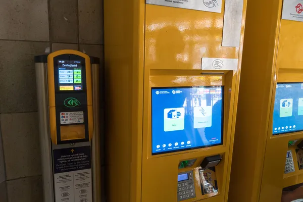 프라하 공화국 2020 피렌체 지하철 역내의 승차권 자판기 — 스톡 사진