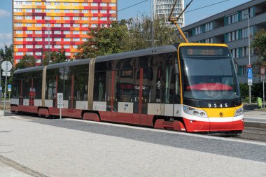 Prag, Çek Cumhuriyeti - 22 Temmuz 2020: Çek başkentinin merkezinde tramvay
