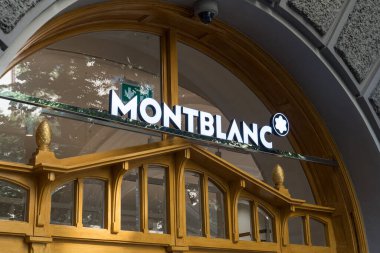 Prag, Çek Cumhuriyeti - 22 Temmuz 2020: Montblanc mağazası. Montblanc International, Alman bir müzik aleti, saat, mücevher, göz giysisi ve deri ürünleri üreticisi.