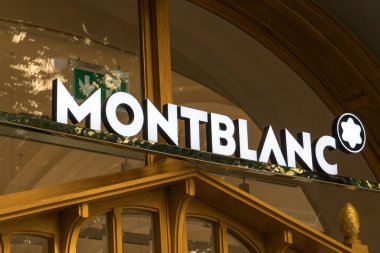 Prag, Çek Cumhuriyeti - 22 Temmuz 2020: Montblanc mağazası. Montblanc International, Alman bir müzik aleti, saat, mücevher, göz giysisi ve deri ürünleri üreticisi.