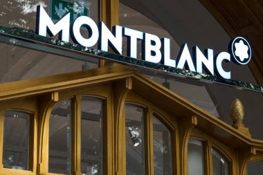 Prag, Çek Cumhuriyeti - 22 Temmuz 2020: Montblanc mağazası. Montblanc International, Alman bir müzik aleti, saat, mücevher, göz giysisi ve deri ürünleri üreticisi.