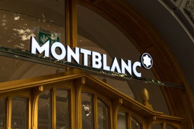 Prag, Çek Cumhuriyeti - 22 Temmuz 2020: Montblanc mağazası. Montblanc International, Alman bir müzik aleti, saat, mücevher, göz giysisi ve deri ürünleri üreticisi.