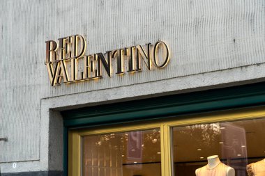 Prag, Çek Cumhuriyeti - 22 Temmuz 2020: RED Valentino 'nun mağazası, ikonik İtalyan moda evi. Kırmızı, Romantik Eksantrik Elbise 'nin kısaltmasıdır.