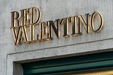 Prag, Çek Cumhuriyeti - 22 Temmuz 2020: RED Valentino 'nun mağazası, ikonik İtalyan moda evi. Kırmızı, Romantik Eksantrik Elbise 'nin kısaltmasıdır.