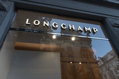 Prag, Çek Cumhuriyeti - 22 Temmuz 2020: Longchamp mağaza tabelası. Longchamp, Jean Cassegrain tarafından 1948 yılında Paris 'te kurulan bir Fransız lüks deri ürünleri şirketidir.