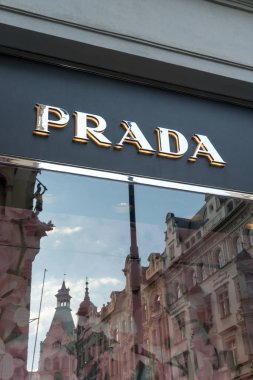 Prag, Çek Cumhuriyeti - 22 Temmuz 2020: Prada mağazasının dışı. Prada S.P.A., deri çantalar, seyahat aksesuarları, ayakkabılar, hazır giyim ve parfümler konusunda uzmanlaşmış bir İtalyan lüks moda evi.