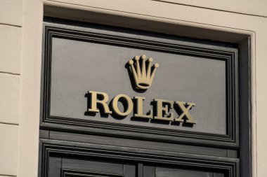 Prag, Çek Cumhuriyeti - 22 Temmuz 2020: İsviçreli saatçi Rolex reklamı. Rolex yüksek kaliteli, lüks kol saati üreticisi.