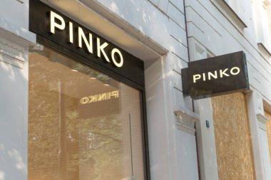 Prag, Çek Cumhuriyeti - 22 Temmuz 2020: Pinko mağazası. 1980 'de kurulan Pinko İtalyan kadın moda markası.