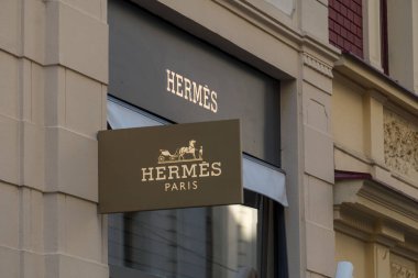 Prag, Çek Cumhuriyeti - 22 Temmuz 2020: Hermes mağazası. Fransız yüksek moda ürünleri üreticisi deri, yaşam tarzı aksesuarları, parfüm, mücevher ve hazır giyim konusunda uzmandır. 