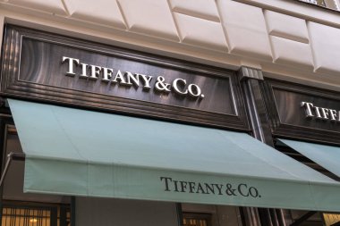Prag, Çek Cumhuriyeti - 22 Temmuz 2020 Tiffany and Co. mağazası. Tiffany Company (Tiffany veya Tiffany 's olarak da bilinir), ABD' li lüks mücevher ve perakendecisi.
