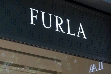 Prag, Çek Cumhuriyeti - 22 Temmuz 2020: Furla mağazası, Furlanto ailesi tarafından kurulan İtalyan lüks şirketi. Şirket şu anda sınırlı bir sorumluluk şirketi.
