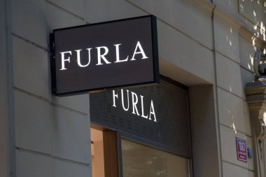 Prag, Çek Cumhuriyeti - 22 Temmuz 2020: Furla mağazası, Furlanto ailesi tarafından kurulan İtalyan lüks şirketi. Şirket şu anda sınırlı bir sorumluluk şirketi.