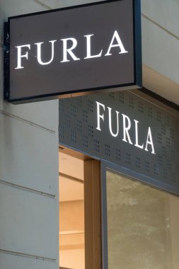 Prag, Çek Cumhuriyeti - 22 Temmuz 2020: Furla mağazası, Furlanto ailesi tarafından kurulan İtalyan lüks şirketi. Şirket şu anda sınırlı bir sorumluluk şirketi.