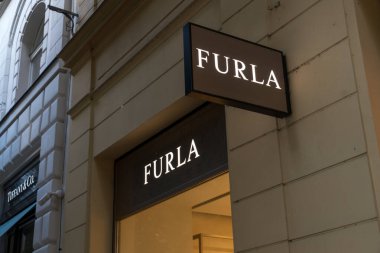 Prag, Çek Cumhuriyeti - 22 Temmuz 2020: Furla mağazası, Furlanto ailesi tarafından kurulan İtalyan lüks şirketi. Şirket şu anda sınırlı bir sorumluluk şirketi.